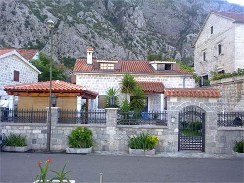 # 8422415 - £1,137,994 - Townhouse, Dobrota, Montenegro