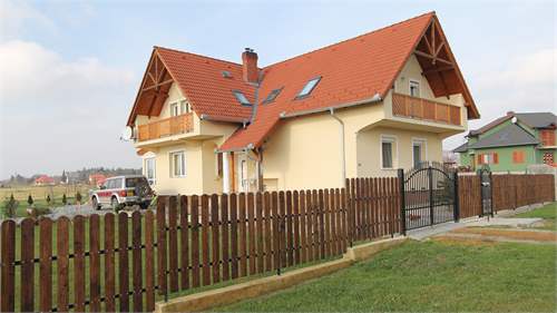 # 7567246 - £174,201 - 5 Bed House, Cserszegtomaj, Zala, Hungary